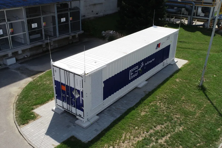 Bateriové úložiště umístěné v areálu firmy