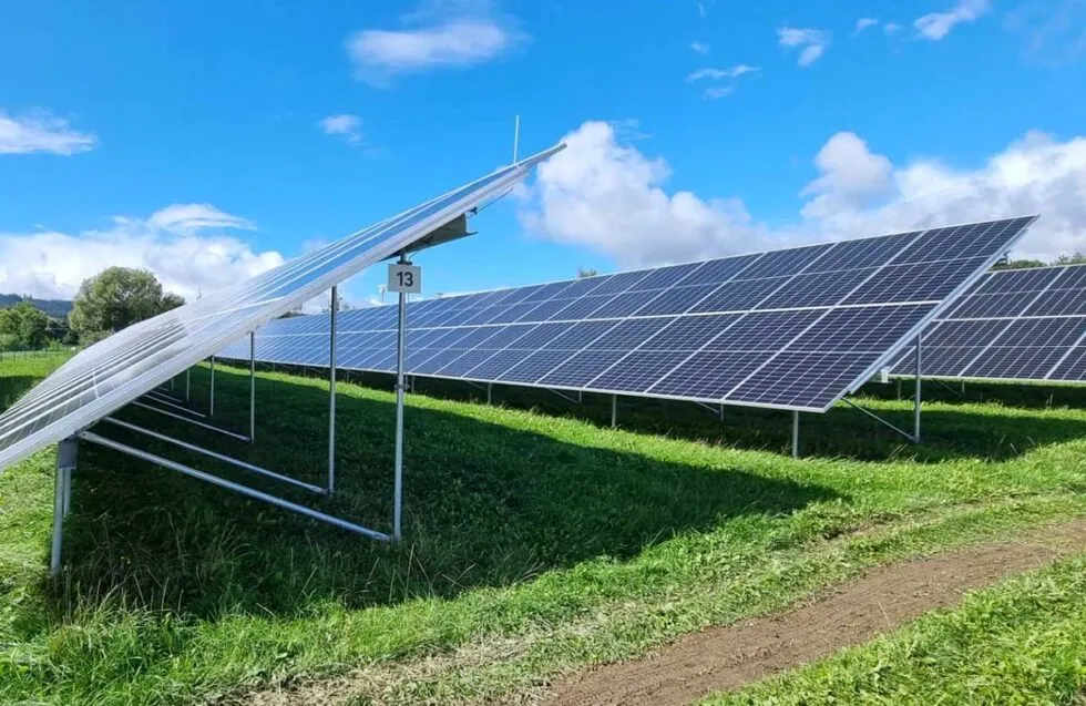 Pohled na výrobní areál s fotovoltaickou elektrárnou