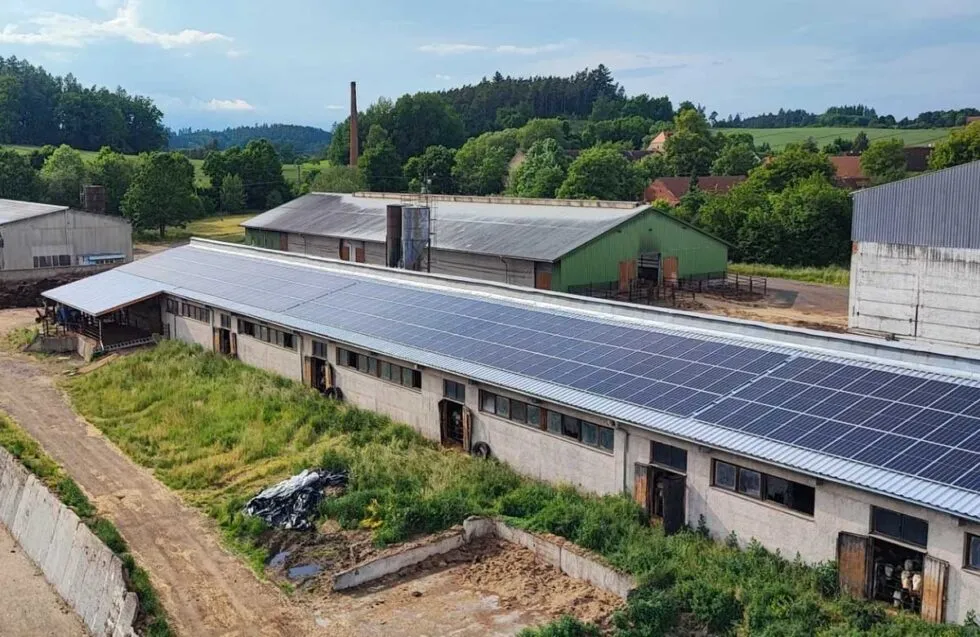 Zemědělský areál s fotovoltaickou elektrárnou