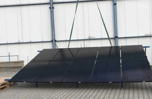Detail fotovoltaických panelů na střeše haly