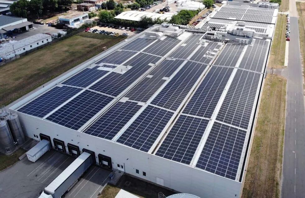 Pohled na výrobní areál s fotovoltaickou elektrárnou