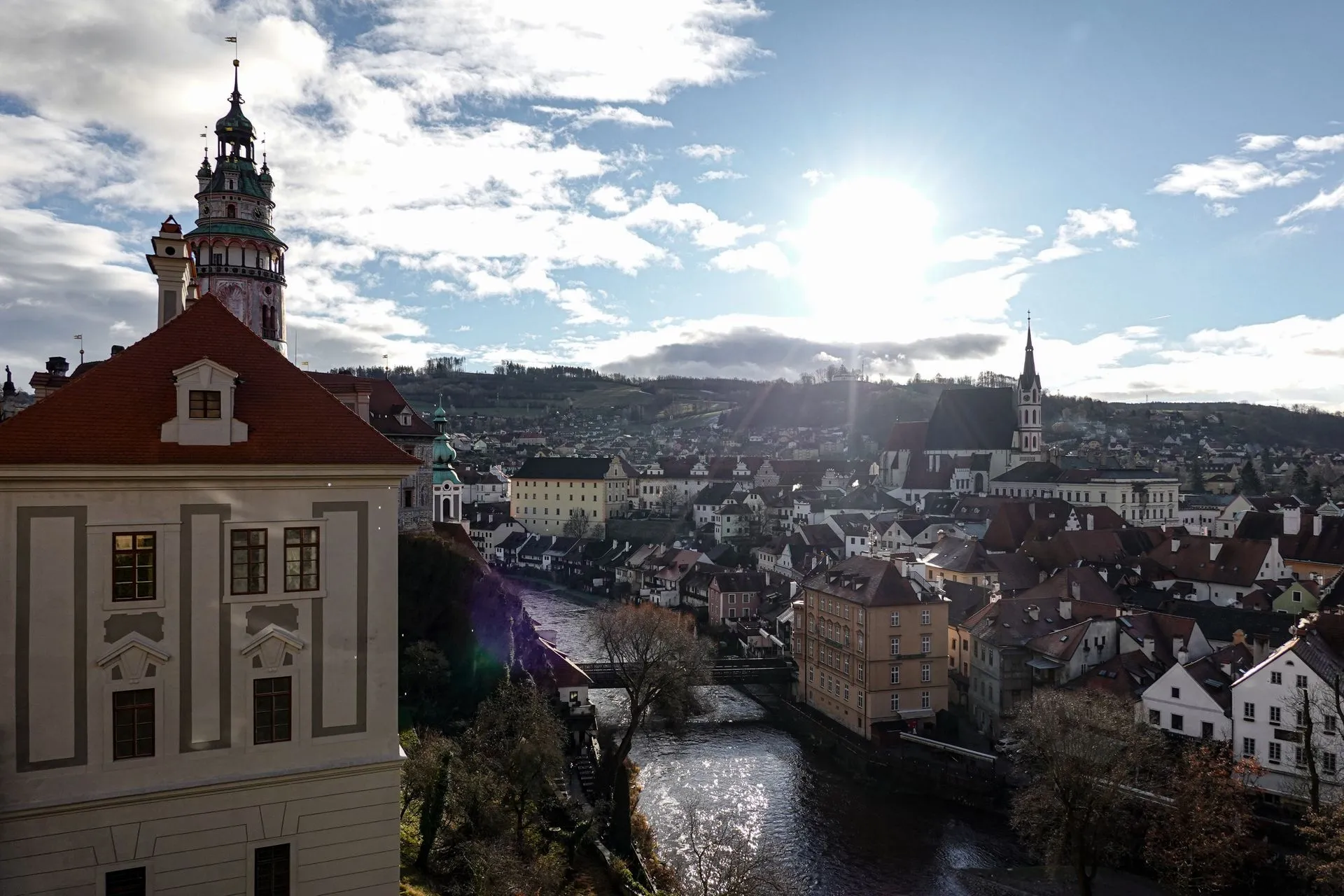 Letecký pohled na Český Krumlov a řeku Vltavu