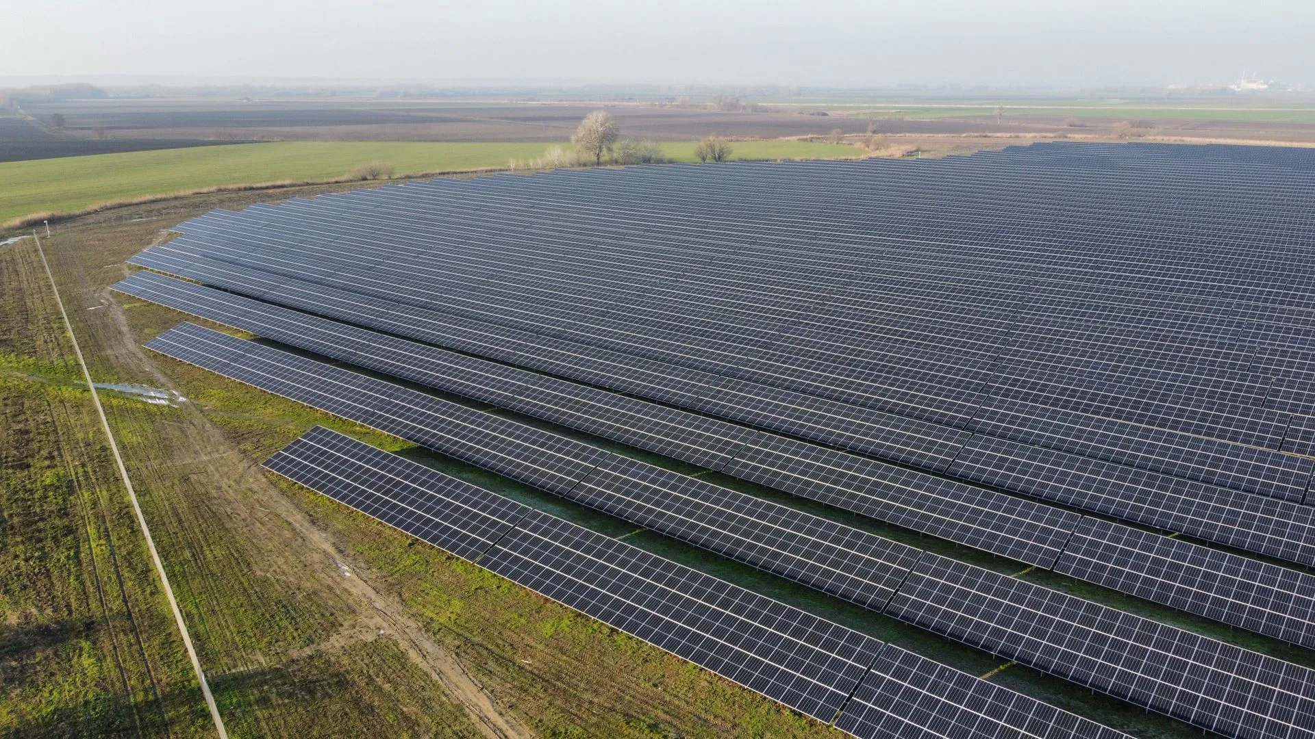 Letecký pohled na zemní fotovoltaickou elektrárnu
