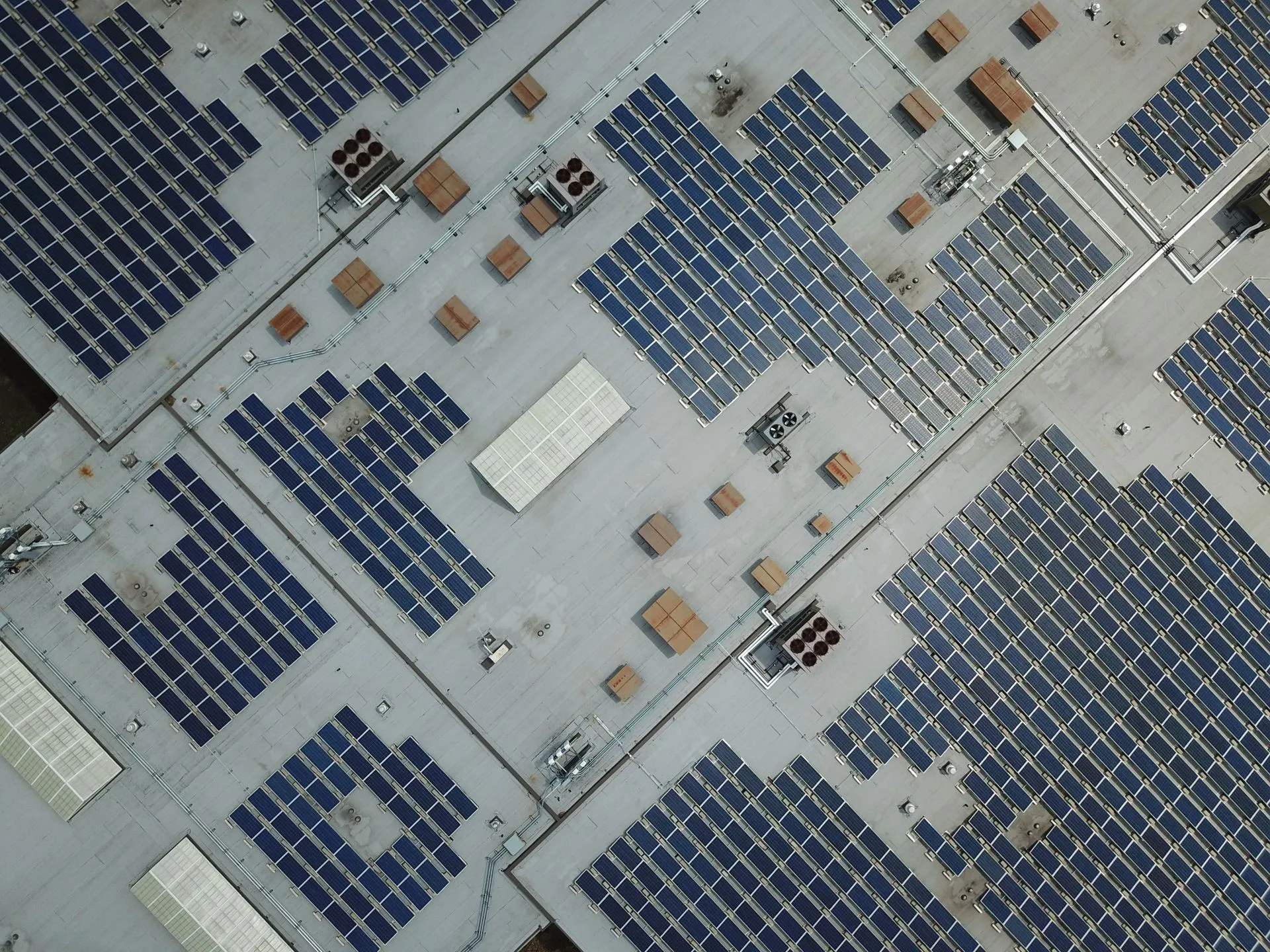 Fotovoltaické panely na střeše výrobního areálu