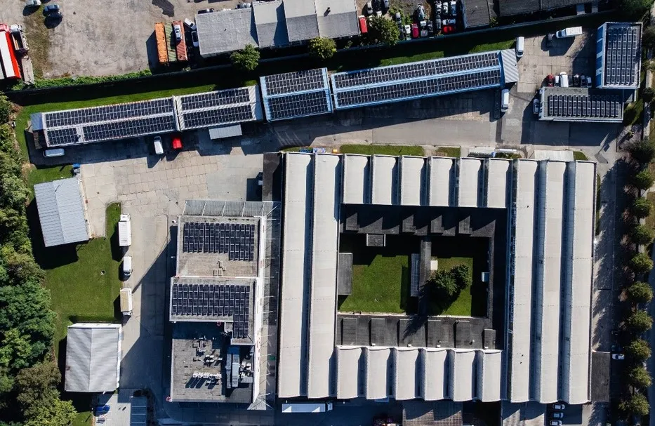 Střešní fotovoltaická instalace 380 kW na skladovacím a výrobním areálu v Českých Budějovicích
