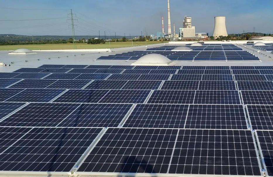 Střešní fotovoltaická instalace 999 kW na výrobním areálu na Mělnicku