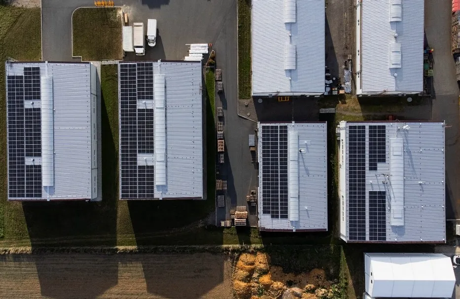 Střešní fotovoltaická instalace 188 kW na hale kovovýroby na Rokycansku