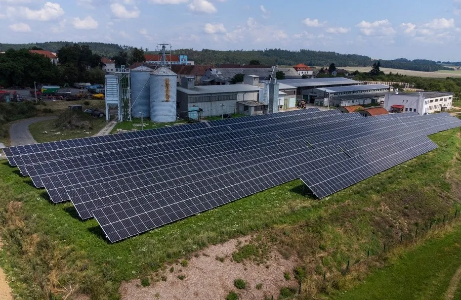 Zemní a střešní fotovoltaická instalace v zemědělském areálu na Strakonicku