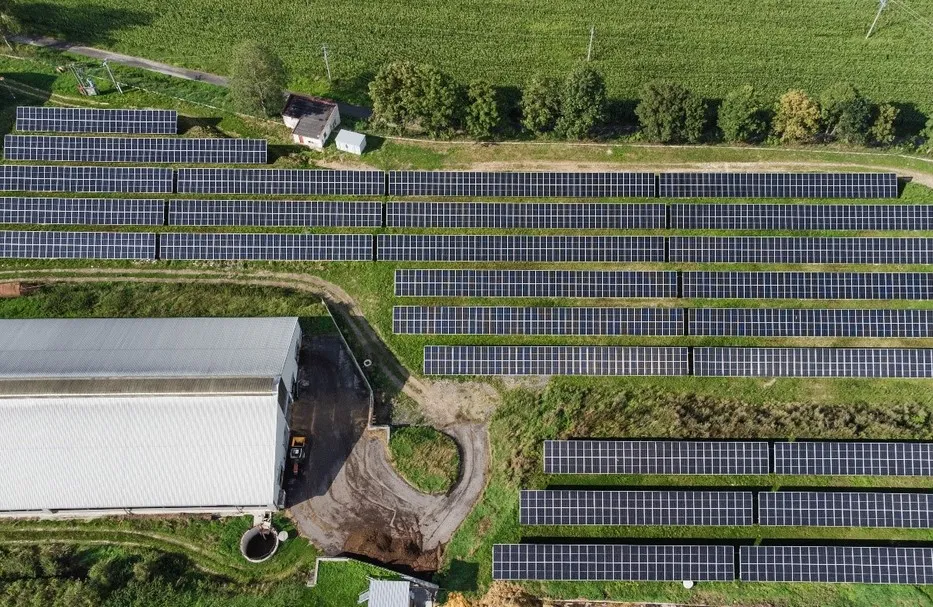 Zemní fotovoltaická instalace 999 kW v zemědělském areálu na Strakonicku