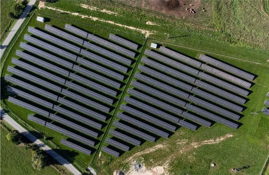 Zemní fotovoltaická instalace 999 kW na volné ploše na Tachovsku