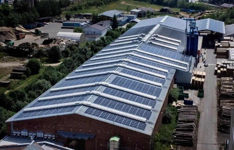 Střešní fotovoltaická instalace 972 kW ve výrobním areálu ve Veselí nad Lužnicí