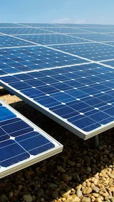 Fotovoltaické panely na fasádě objektu