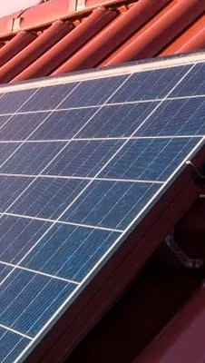 Střešní fotovoltaická instalace na hale